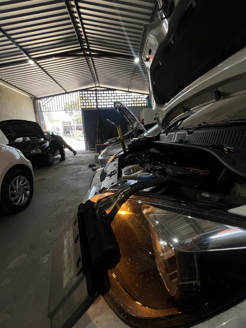 Interior da oficina com carros em atendimento