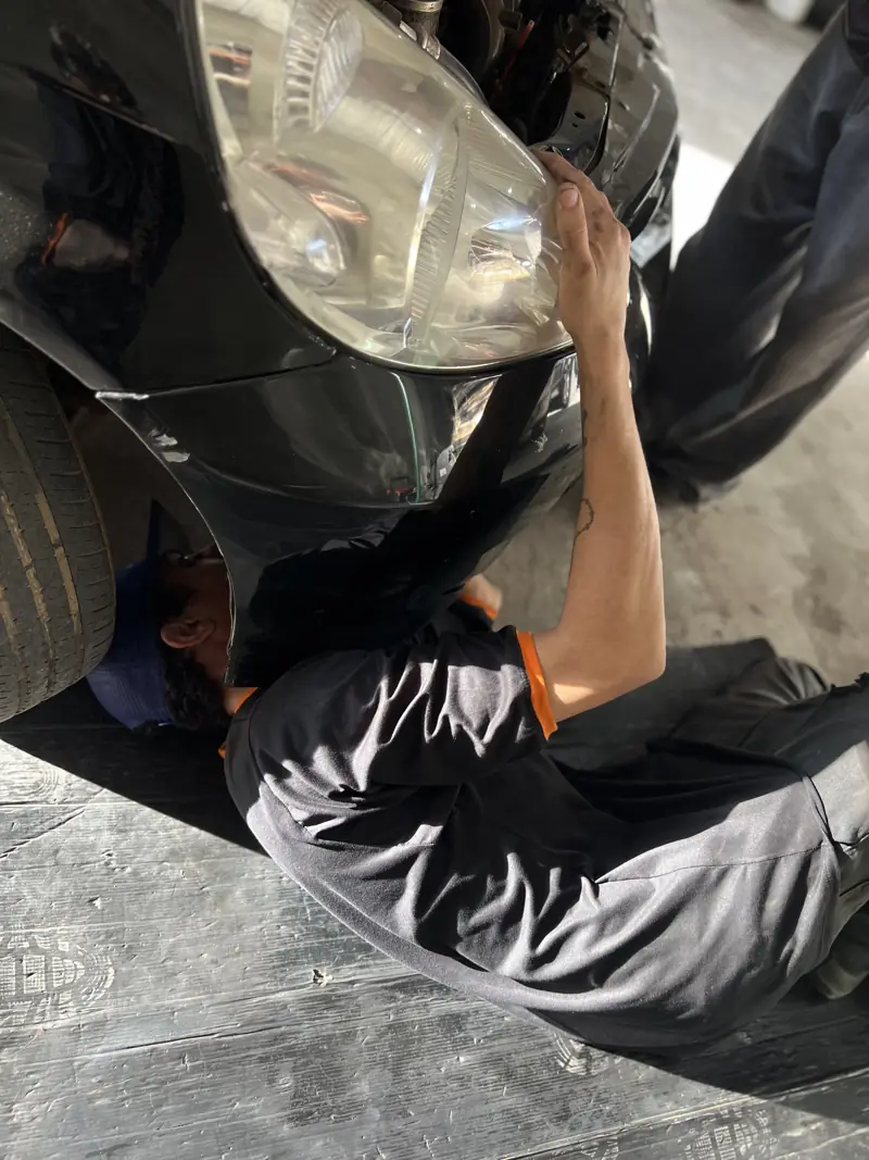 Mecânico trabalhando embaixo do carro