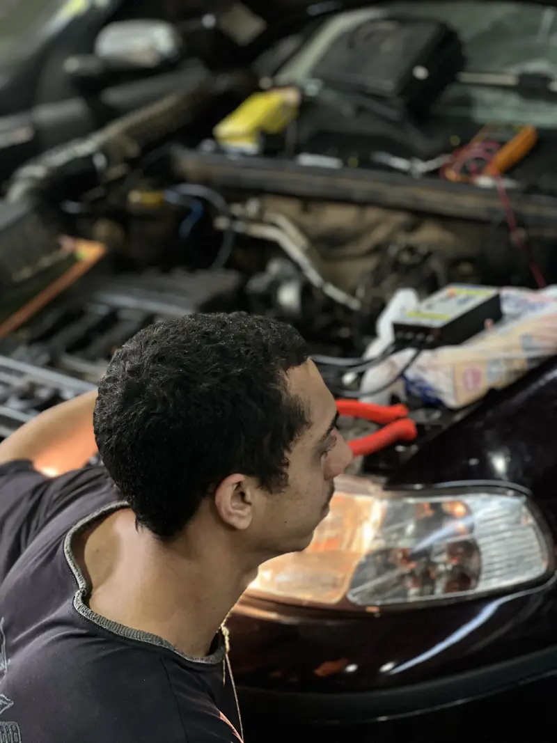 Mecânico analisando o motor