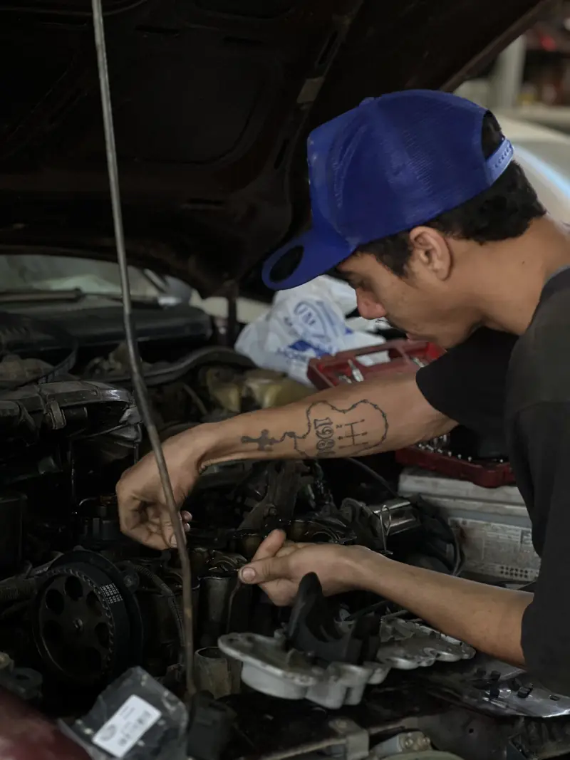 Mecânico trabalhando no motor