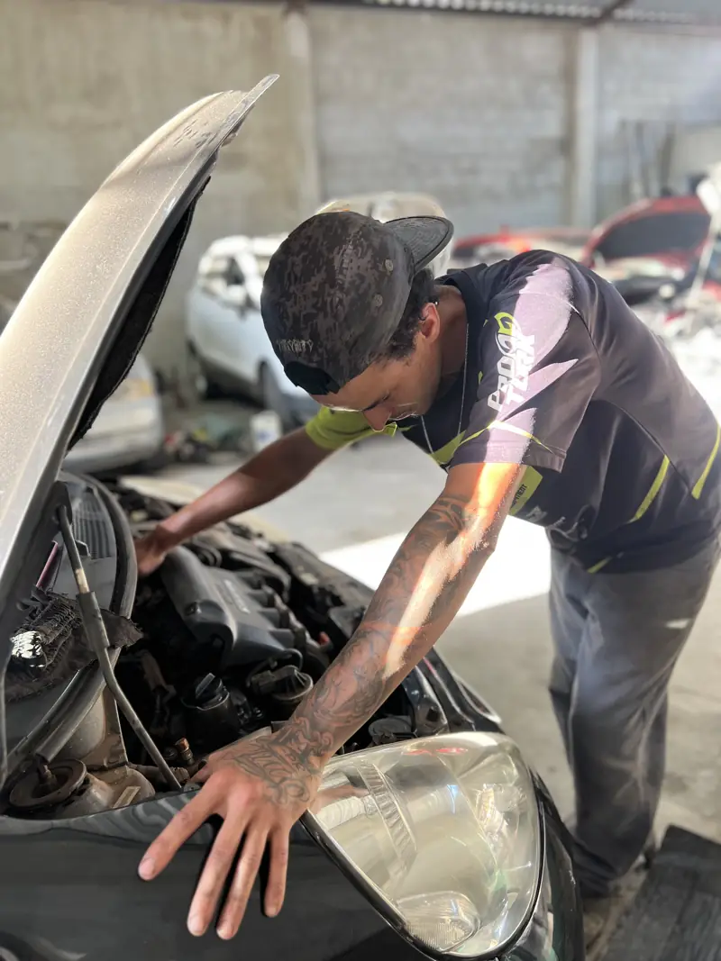 Mecânico fazendo revisão no motor