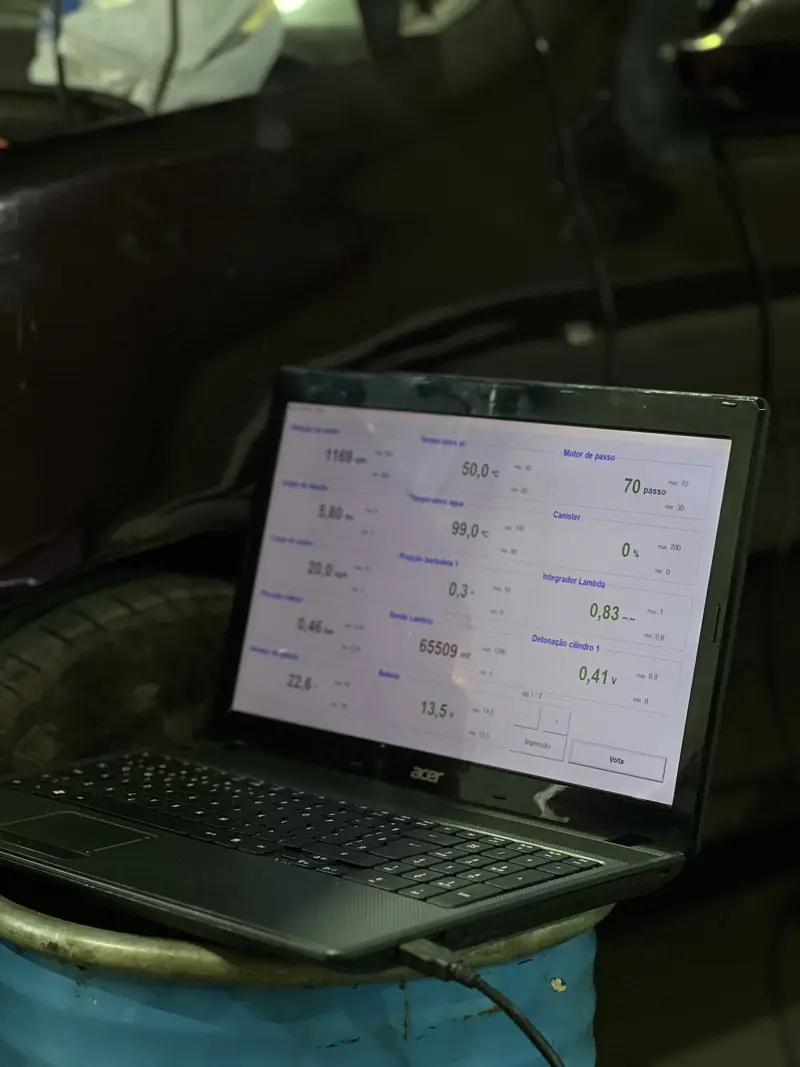 Notebook mostrando os dados do scanner do carro
